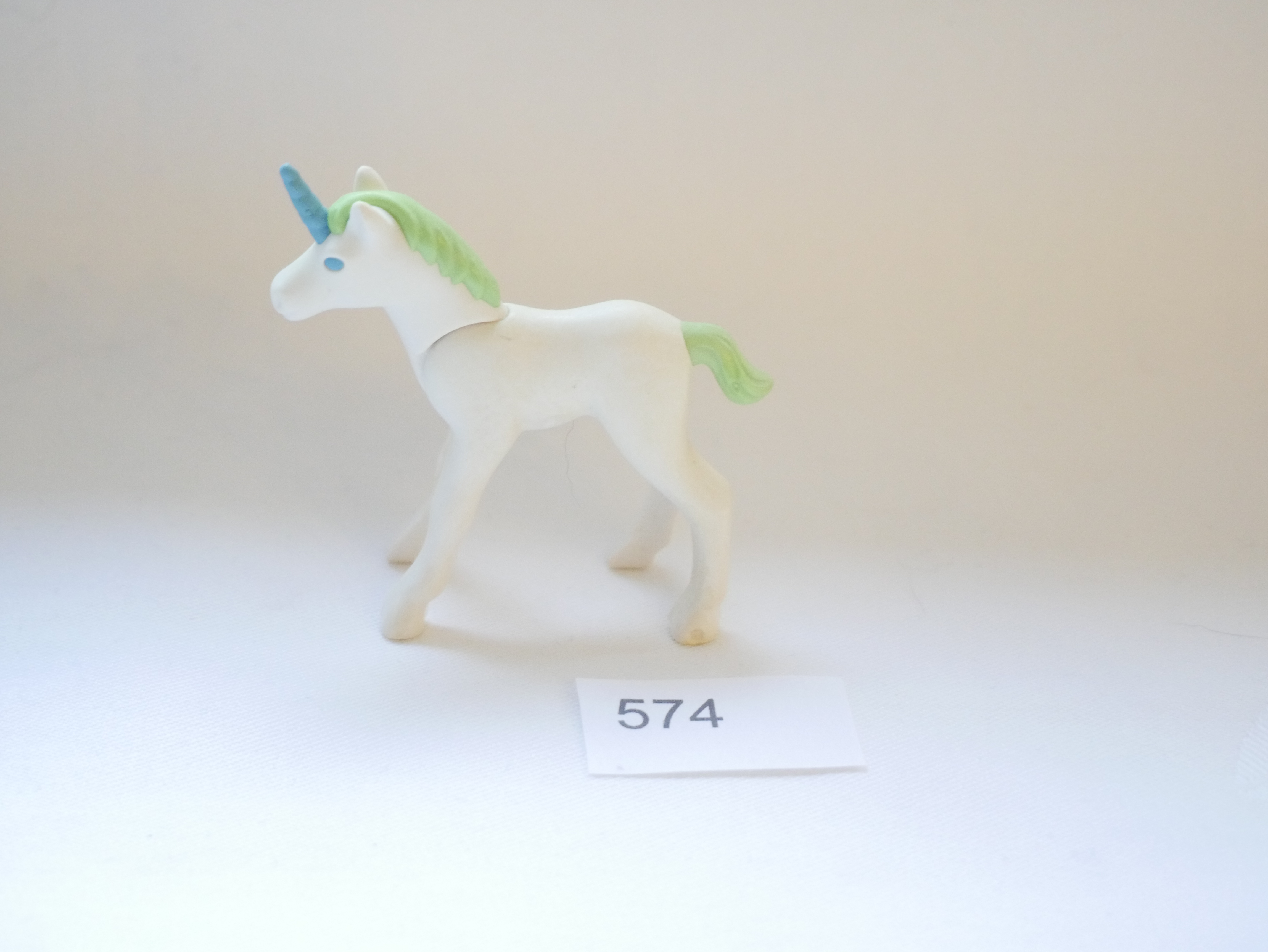 Playmobil Einhorn-Fohlen weiß, grüner Schweif und Mähne, blaues Horn, stehend
